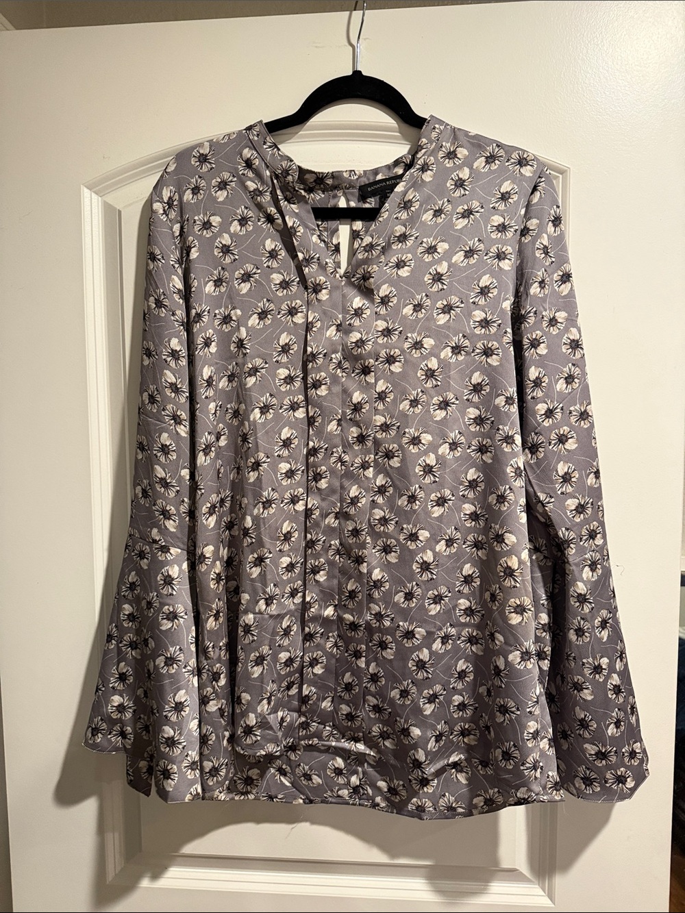 Banana Republic Gray Floral Long-Sleeve Blouse